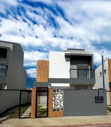 Imagem Casa com 4 Quartos (3 Suítes) ao lado do residencial Yahoo