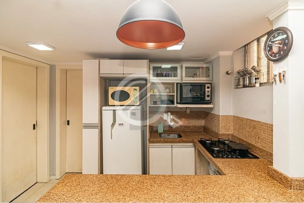 Imagem Descubra este encantador apartamento de 41m². Com dois dormitórios e piso de parquet, o imóvel of...