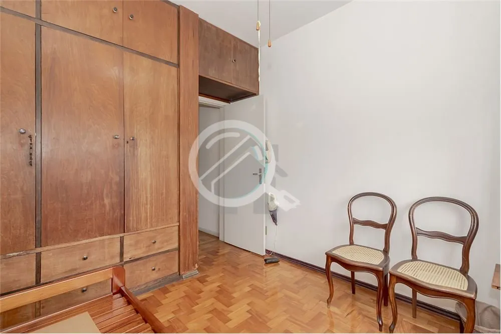 Imagem Apartamento à venda na Rua Sarmento Leite, no coração do Centro Histórico de Porto Alegre, em fr...