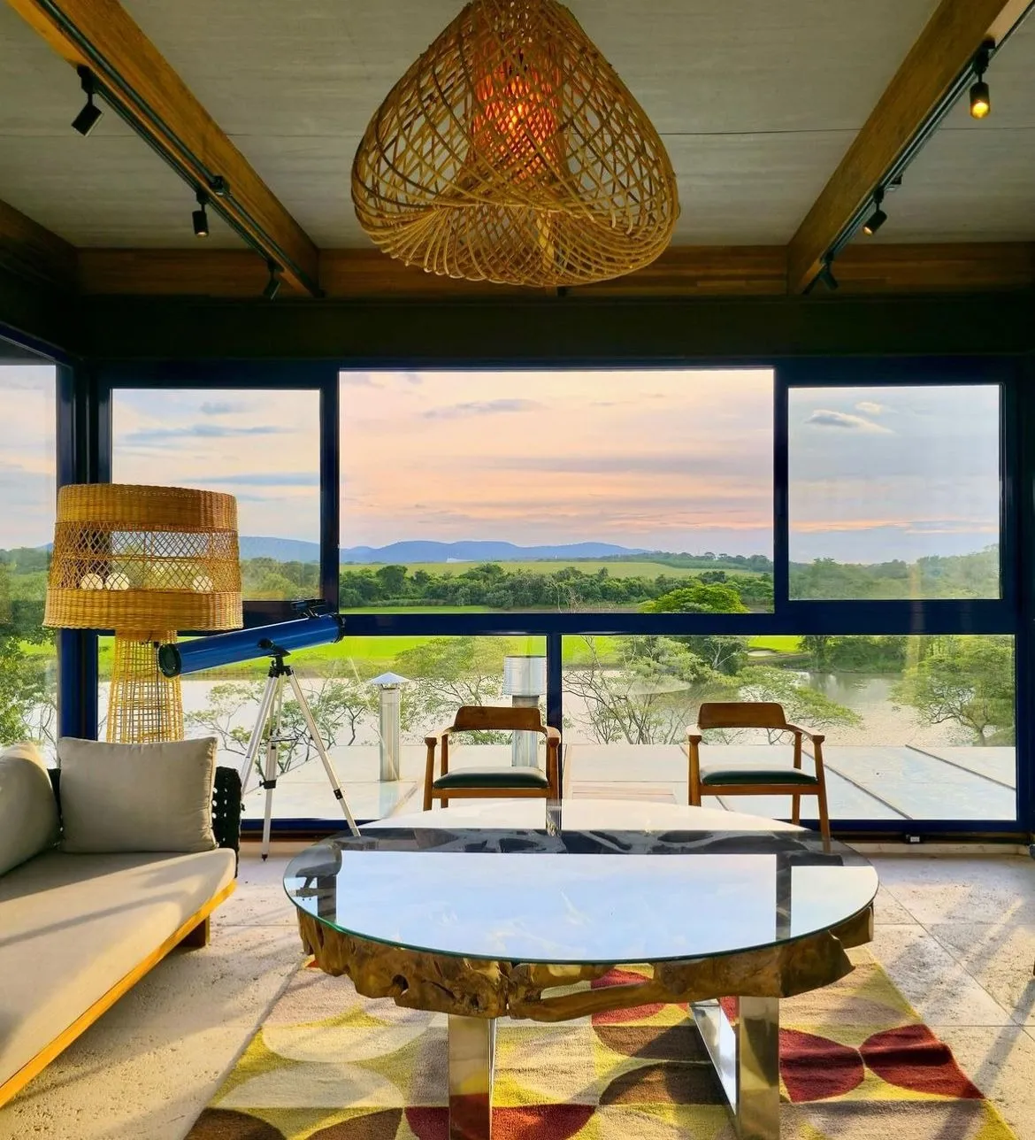 Imagem Venha se encantar com esta deslumbrante casa inspirada em Bali, localizada na prestigiada Fazenda Boa Vista, com uma vista deslumbrante