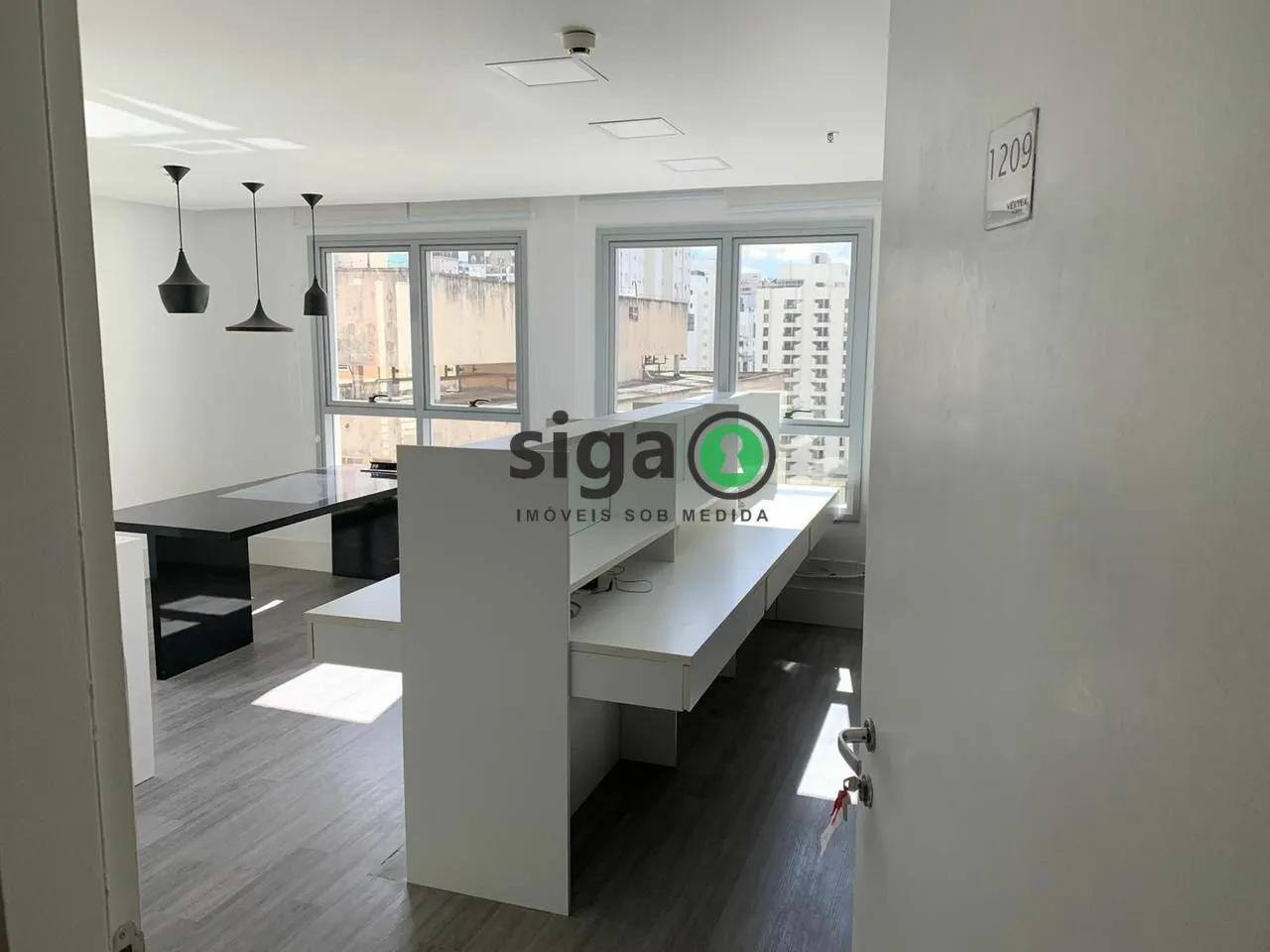 Imagem Conjunto Comercial Mobiliado no Vertex Moema com Vaga e Varanda.