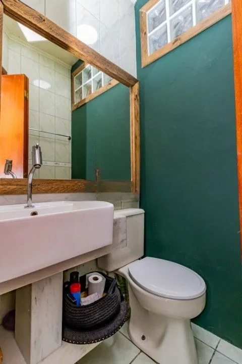 Imagem Casa de 3 dormitórios, em condomínio fechado na zona sul de Porto Alegre, com lareira, churrasqueira e vaga de garagem.