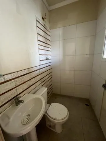 Imagem VENDA DE SOBRADO NO JORDANÓPOLIS, EM ARUJÁ/SP, 150m² com 2 suítes, sala de estar, quintal, edícula com banheiro e garagem para 2 autos. CONSULTE-NOS.