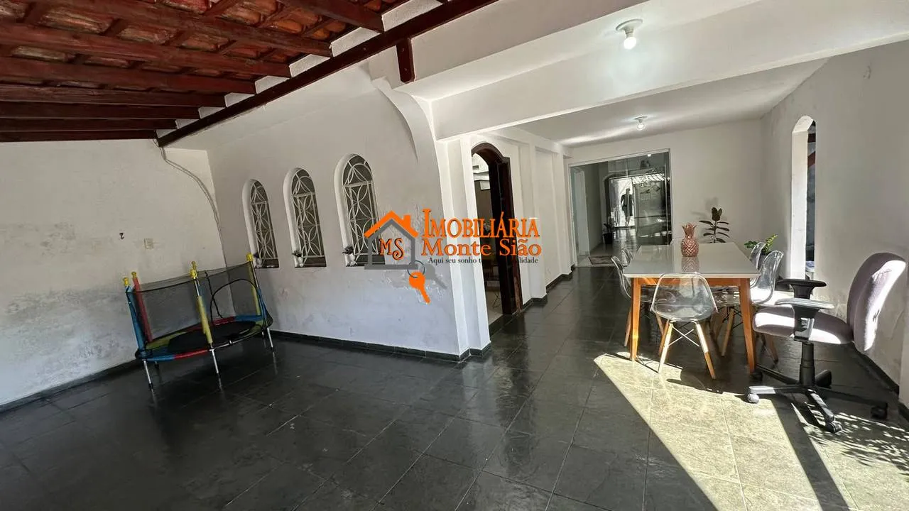 Imagem Sobrado à Venda no Jardim Vila Galvão com 3 Quartos, Piscina e 3 Vagas