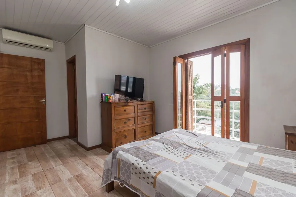 Imagem Casa de 6 dormitórios à venda Bairro Vila Nova - Porto Alegre