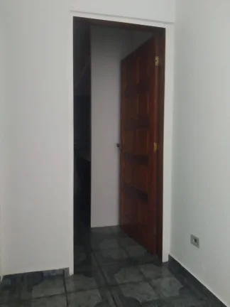 Imagem Sobrado Maravilhoso 240 m² 3 Dormitórios 2 vagas de Garagens Estuda Carro