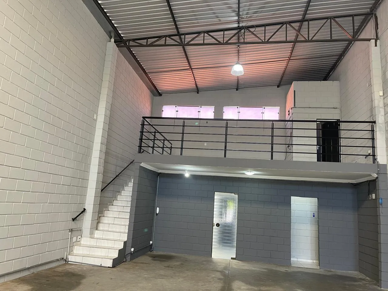 Imagem Galpão Comercial para Locação em Sorocaba - 7m de Pé Direito, Mezanino e Estrutura Completa
