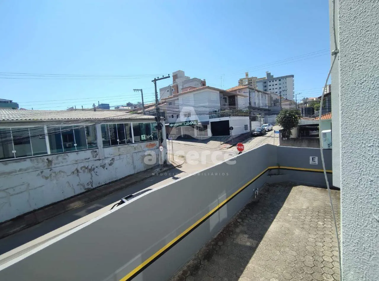 Imagem Apartamento recém reformado, 3 dorm. com suíte, sol da manhã e vista livre em Barreiros - São José - SC