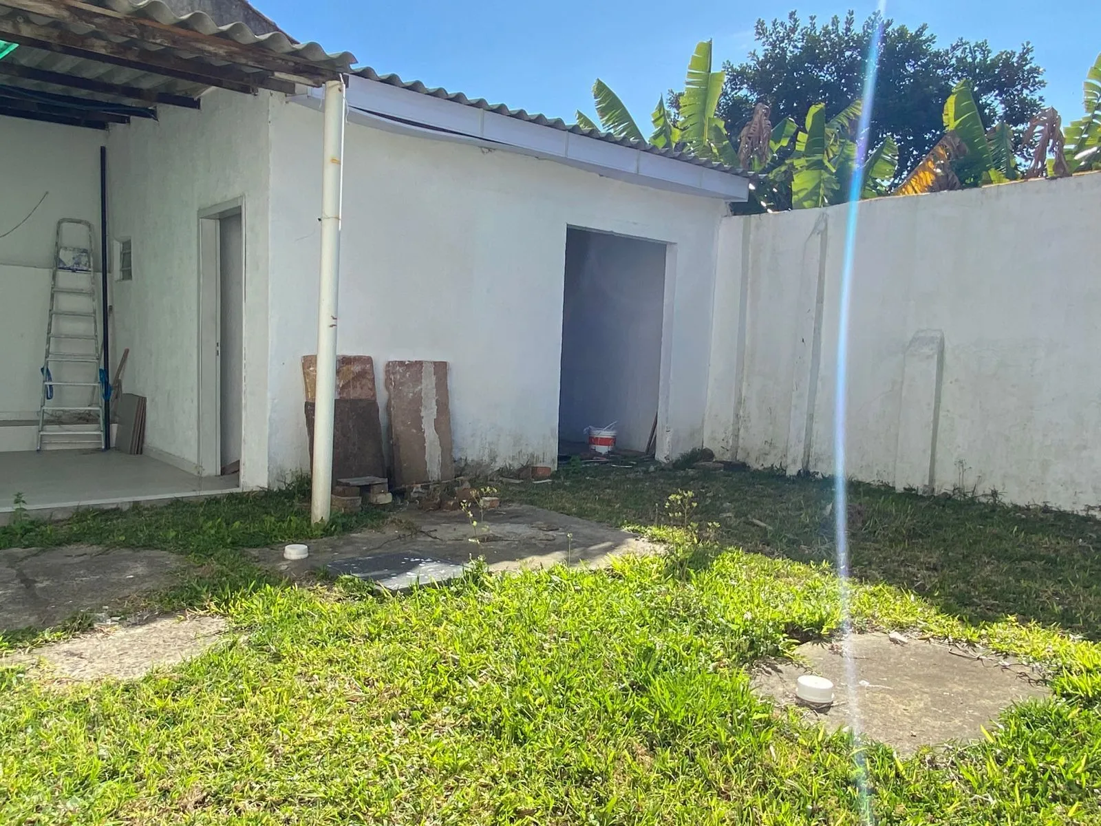 Imagem Casa de (3)três quartos, sendo uma suíte com duas vagas de garagem.