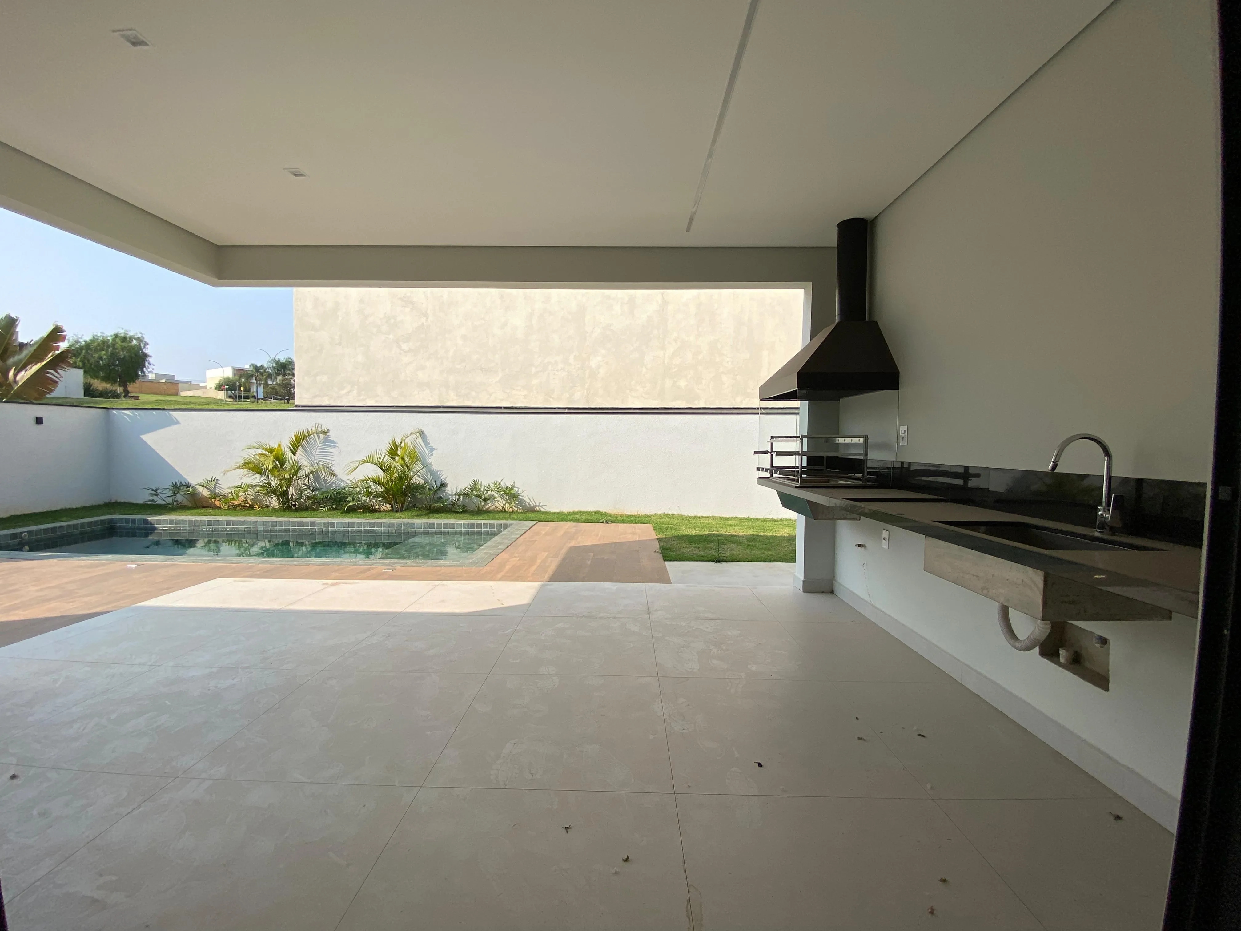 Imagem Residência de Elegância Única: Casa Exclusiva no Alphaville com Design Sofisticado e Área de Lazer Impecável