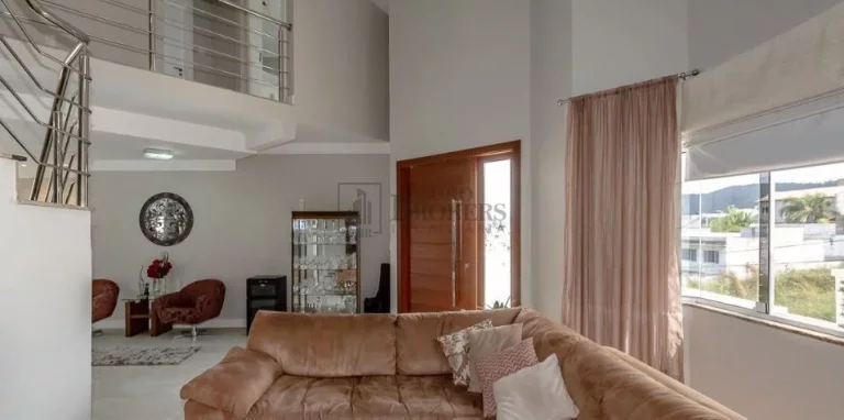 Imagem Casa com ampla estrutura de lazer, finamente mobiliada, bairro Ariribá, BC