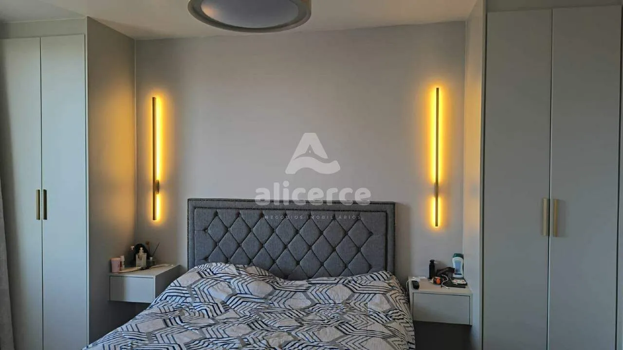 Imagem Apartamento semimobiliado com **03 dormitórios**, localizado em uma das regiões mais estratégicas do bairro Estreito.