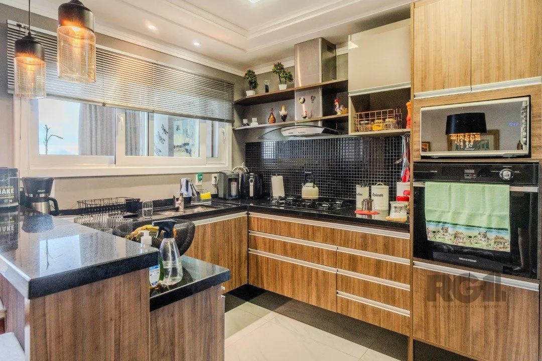 Imagem Casa de Condomínio com Arquitetura Exclusiva e Ambientes Sofisticados