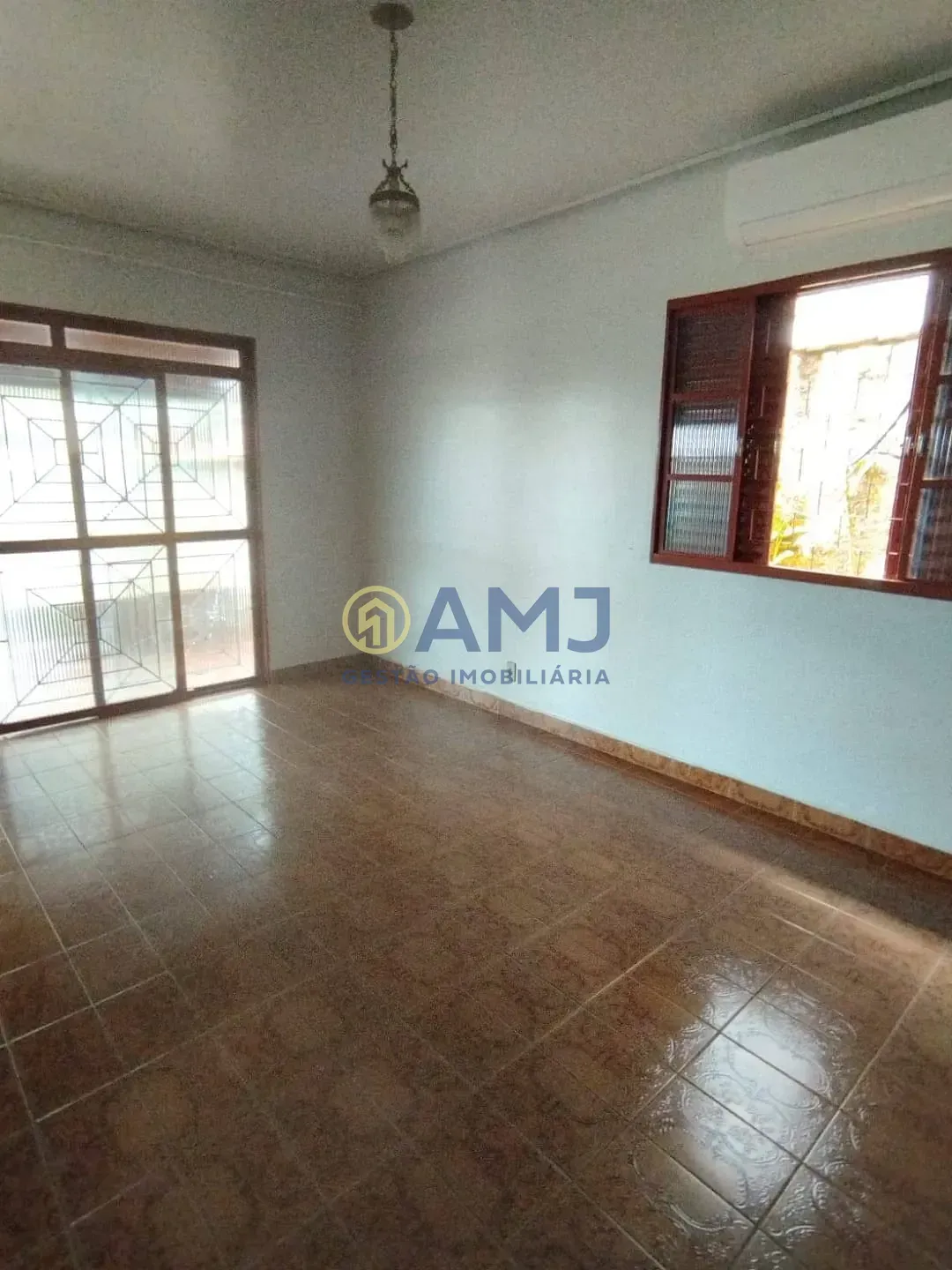 Imagem Excelente oportunidade: duas casas no mesmo lote! Ideal para morar e investir!