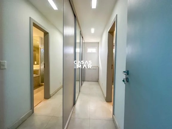 Imagem Luxuosa Casa Frente Mar em Búzios-Ferradura: 6 Suítes, Vista Deslumbrante, Piscina e Privacidade Total!
