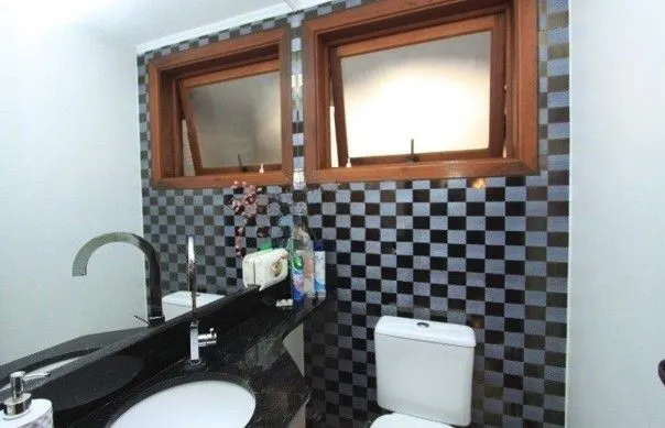 Imagem Casa sobrado em Condomínio com 4 pisos de 3 dormitórios sendo 3 suítes para venda na Av. Lucas de Oliveira no bairro Bela Vista em Porto Alegre/RS.