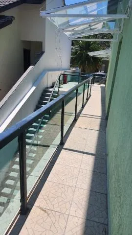 Imagem LOCAÇÃO DE SOBRADO NO CONDOMÍNIO ARUJÁ V, EM ARUJÁ/SP, 300m² com 3 quartos, suíte. CONSULTE-NOS.