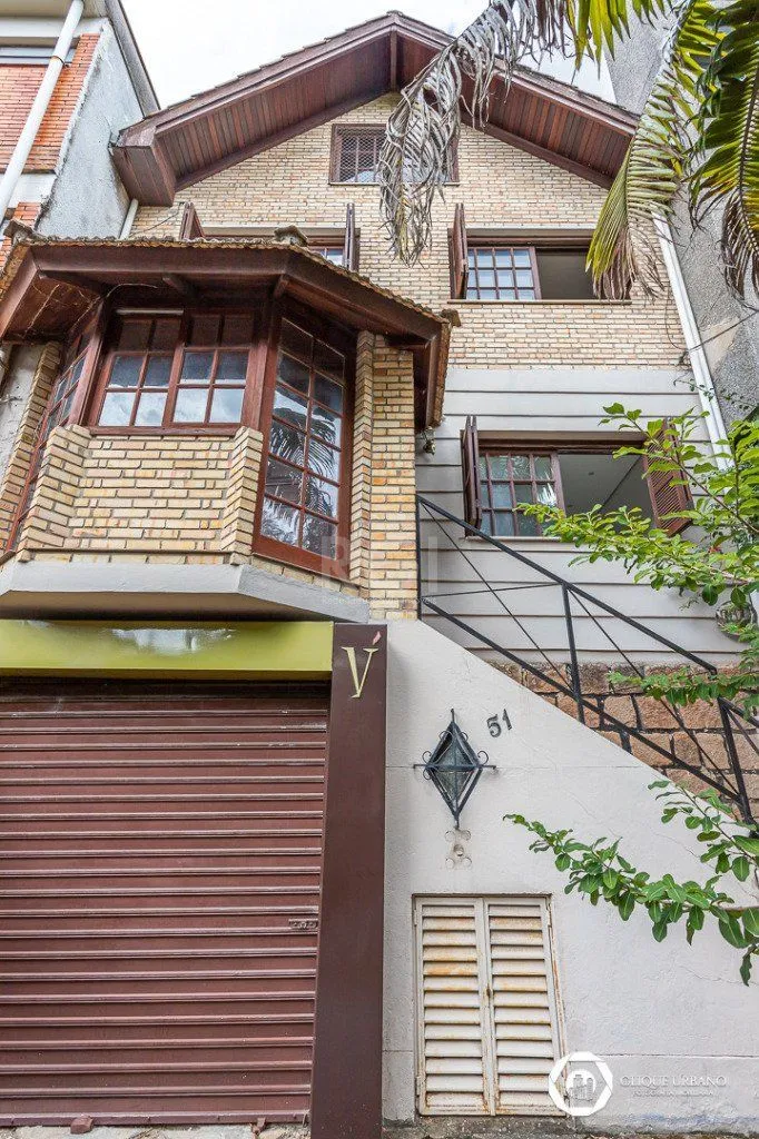 Imagem Casa para Venda - 330m², 4 dormitórios, sendo 3 suites, 2 vagas - Petrópolis