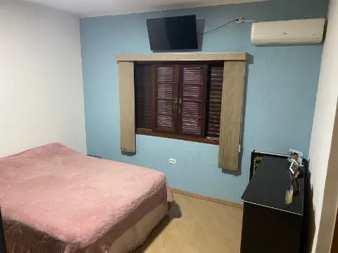 Imagem VENDA DE CASA TÉRREA NA VILA NELY, EM ITAQUAQUECETUBA/SP, 185m² com 3 dorm, suíte com ar-cond., piscina, área gourmet e vagas p 3 autos. CONSULTE-NOS.