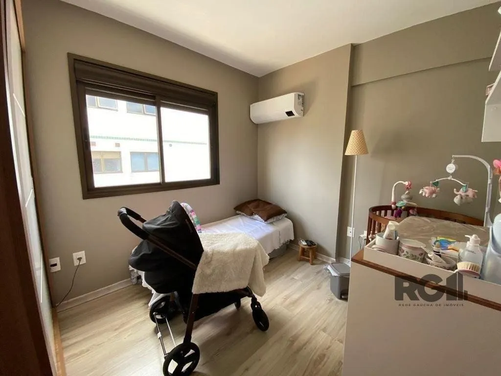 Imagem Apartamento de dois quartos, suíte e duas vagas de garagem no bairro Petrópolis em Porto Alegre.