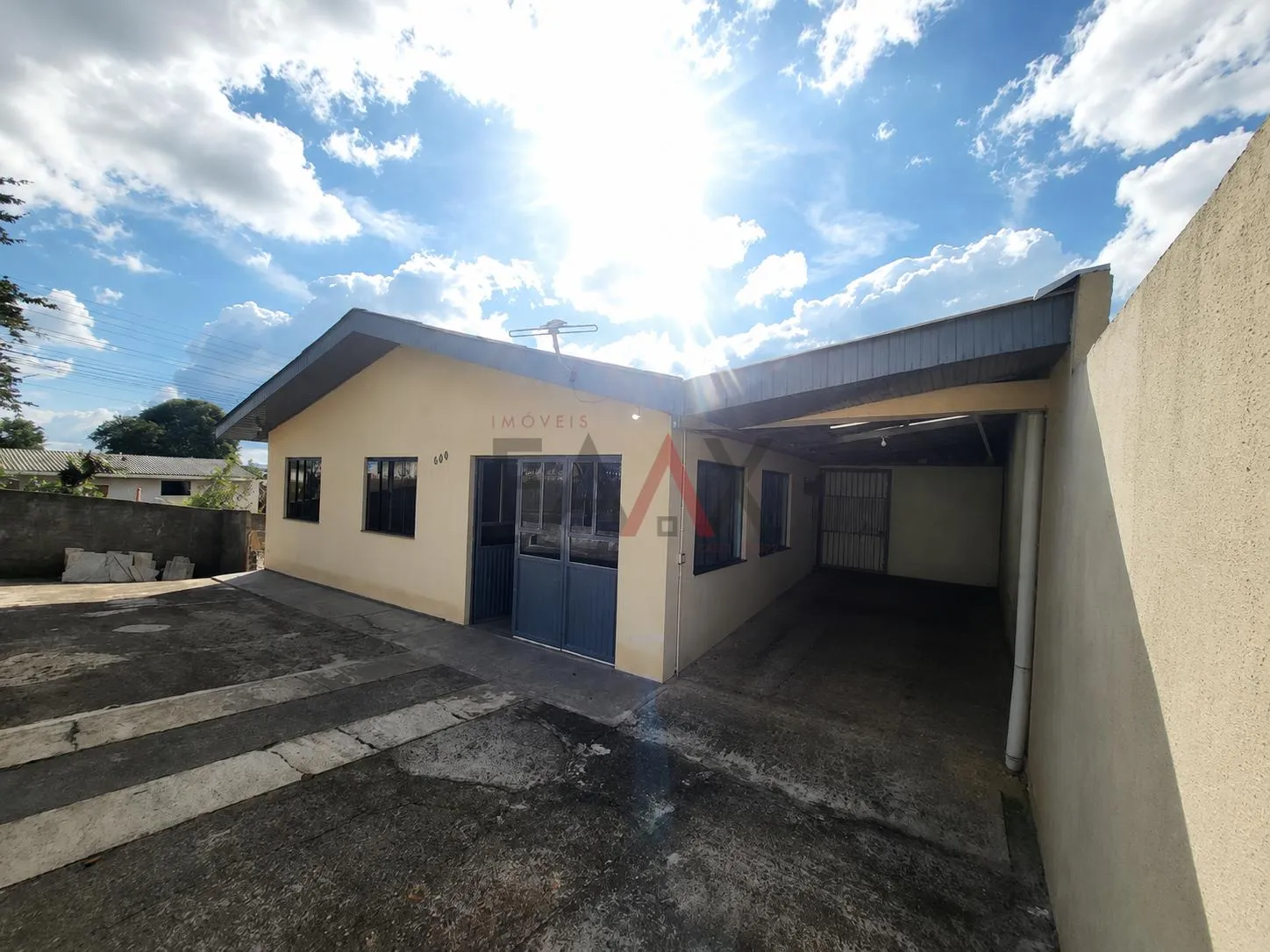 Foto do imóvel Casa de Esquina à Venda no Bonsucesso, espaco amplo, oportunidade!
