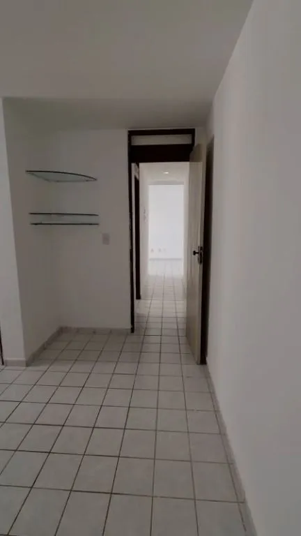 Imagem Apartamento em Intermares a 50m da praia, com 2 quartos (1 suíte), varanda ampla, ventilado e vaga de garagem. Excelente para morar ou investir.