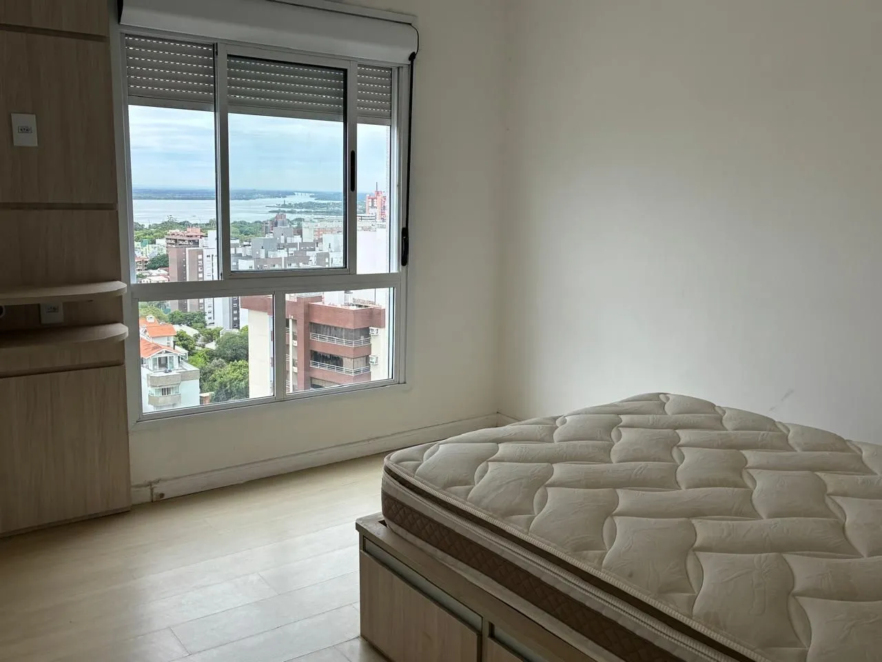 Imagem Vende-se amplo apartamento 3 quartos com suíte e 2 vagas no Menino Deus - 158,4m²