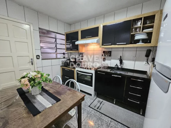 Imagem Casa com 2 Quartos (1 com varanda) à venda em Teresópolis!