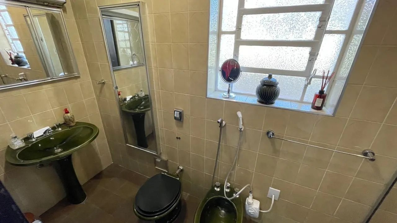 Imagem Casa com pátio com 3 dormitórios, 2 banheiros e 4 vagas.