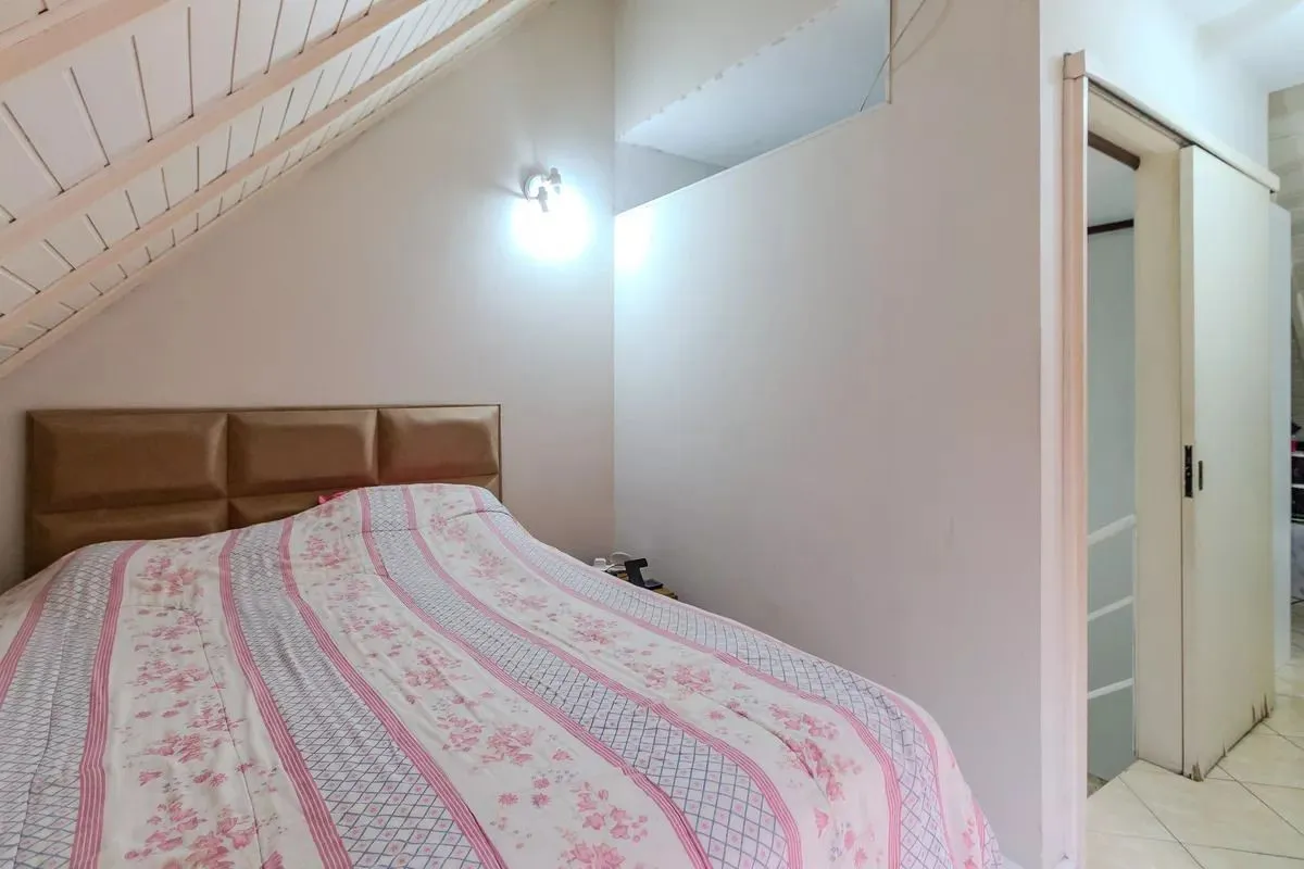 Imagem Casa de condomínio, 3 dormitórios, 1 suíte e 2 vagas cobertas no bairro Teresópolis.