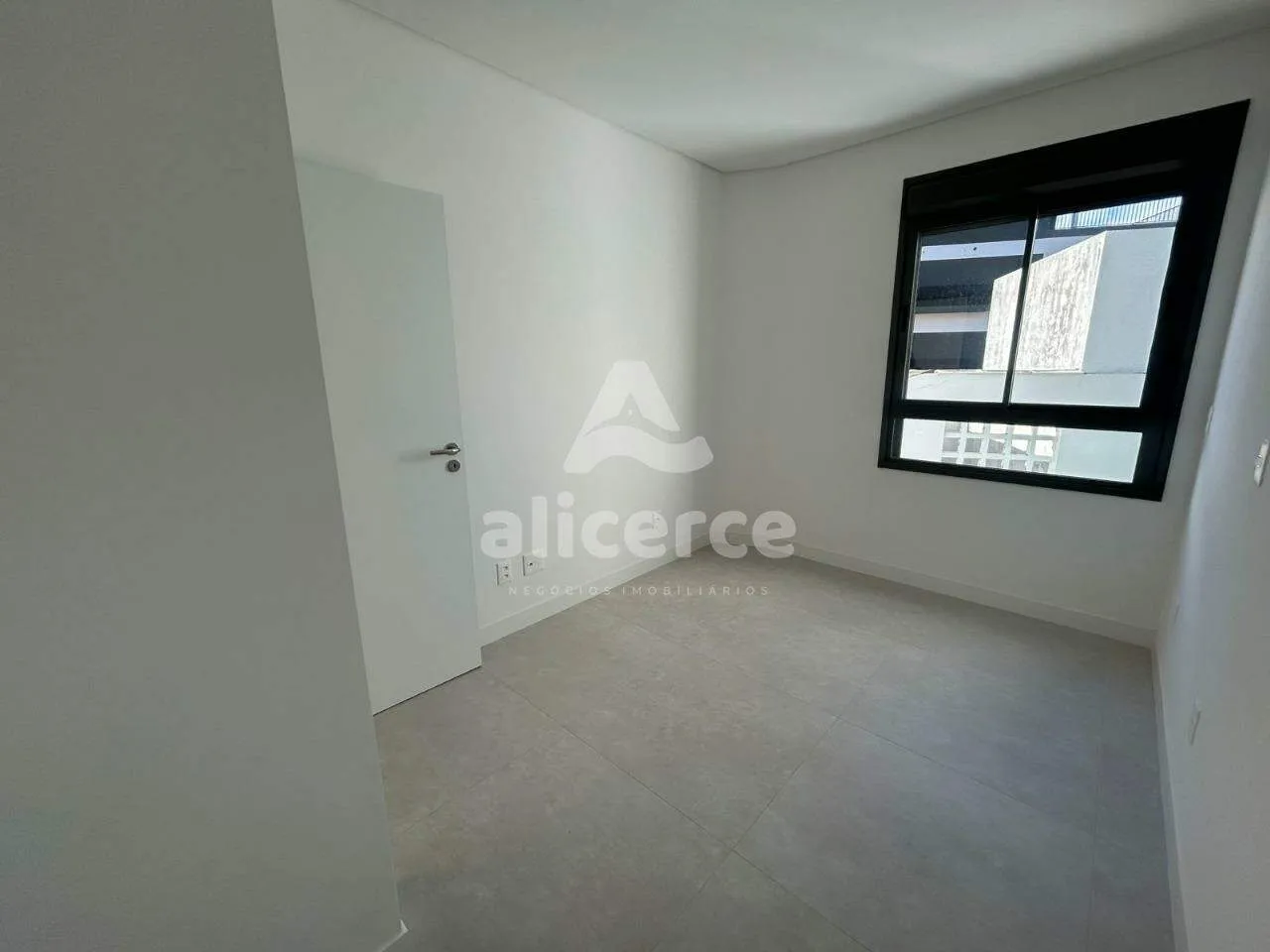 Imagem Apartamento à venda com 2 quartos 1 suíte, 65,67m² em Carvoeira Florianópolis