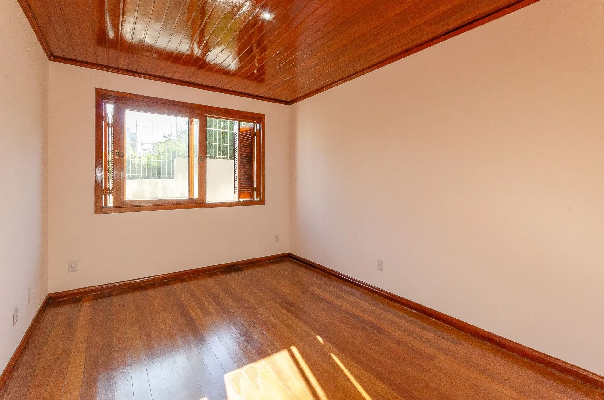 Imagem Casa Residencial de 4 Quartos à Venda em Porto Alegre, RS