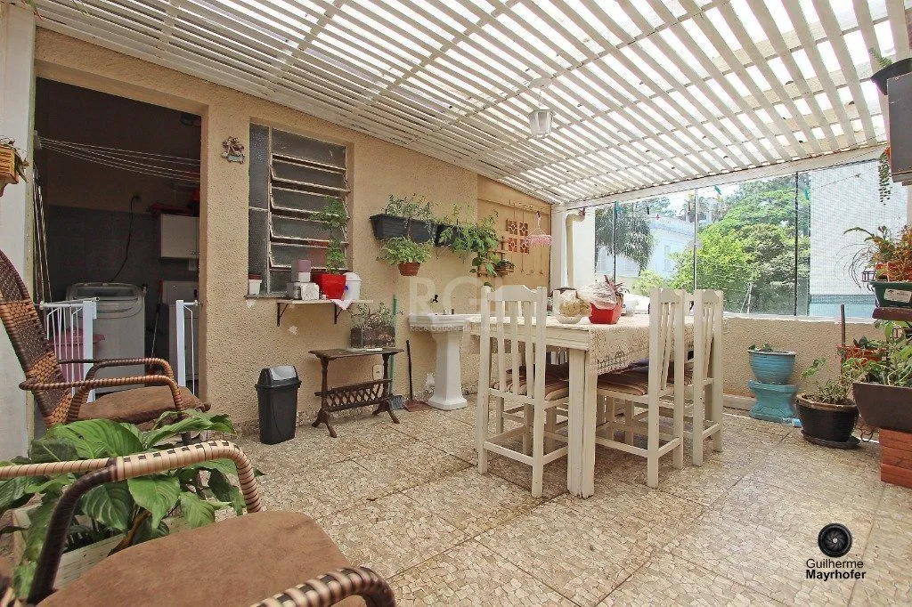 Imagem Casa para Venda - 300m², 6 dormitórios, sendo 1 suites, 3 vagas - Menino Deus