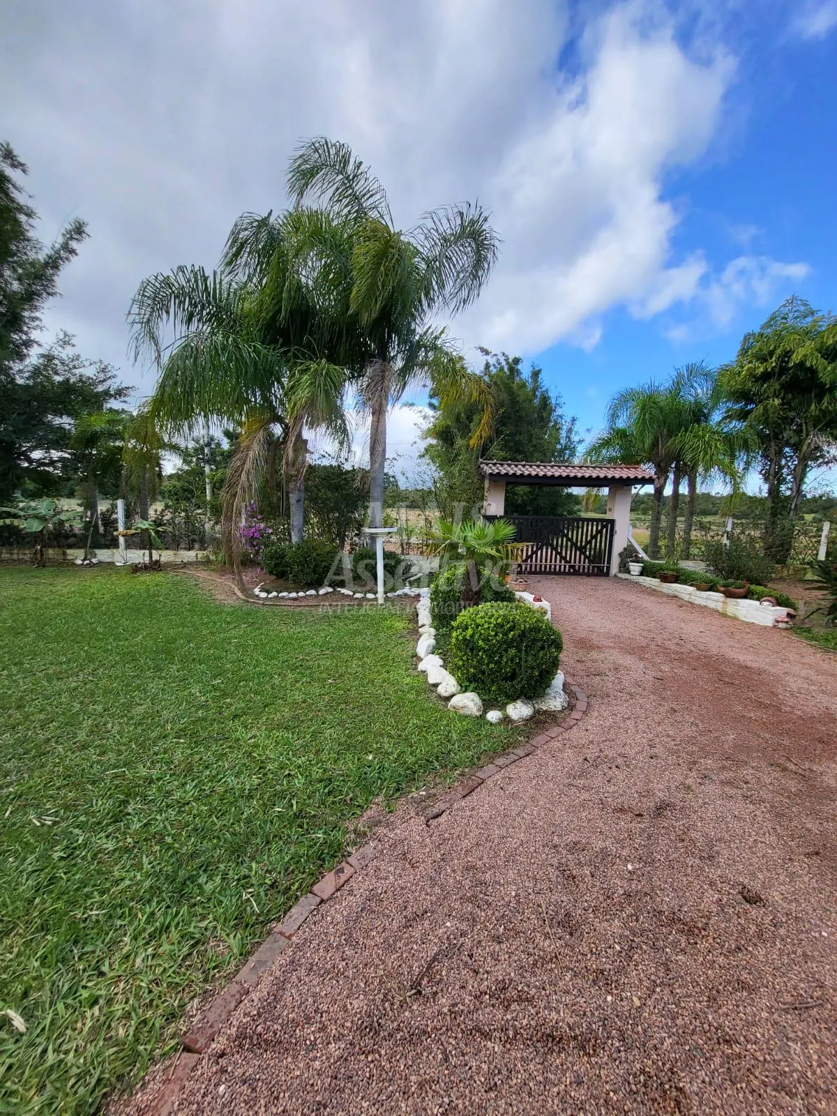 Imagem Ótimo Sítio à venda localizado no bairro Águas Claras em Viamão/RS