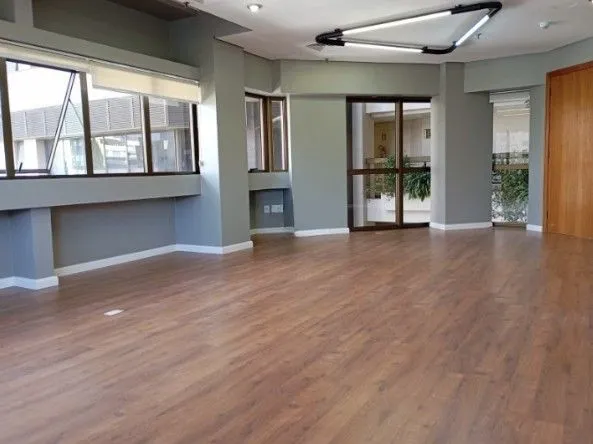 Imagem Oportunidade de Investimento. Sala Comercial para venda já locada no bairro Moinhos de Vento. Invista com segurança e rentabilidade imediata.