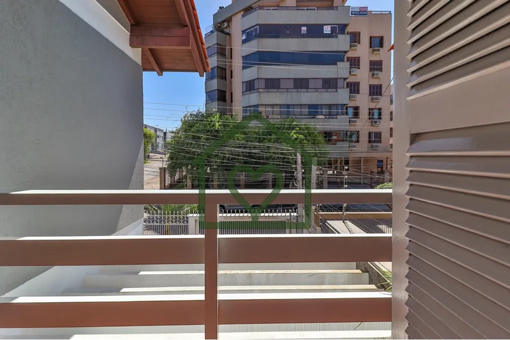 Imagem Casa de 325m2 de área privativa em terreno de 350m2 no bairro Jardim Lindóia, distribuída em dois...