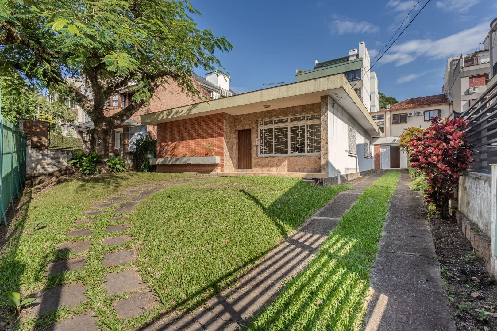 Imagem Casa no Menino Deus de 3 dormitórios e 5 vagas DESOCUPADA
