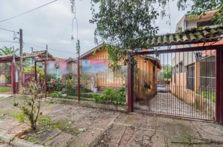 Imagem Casa de 3 dormitórios , com suíte , banheiro social , 2 apartamentos de 1 dormitório nos fundos ,vaga para 3 carros !