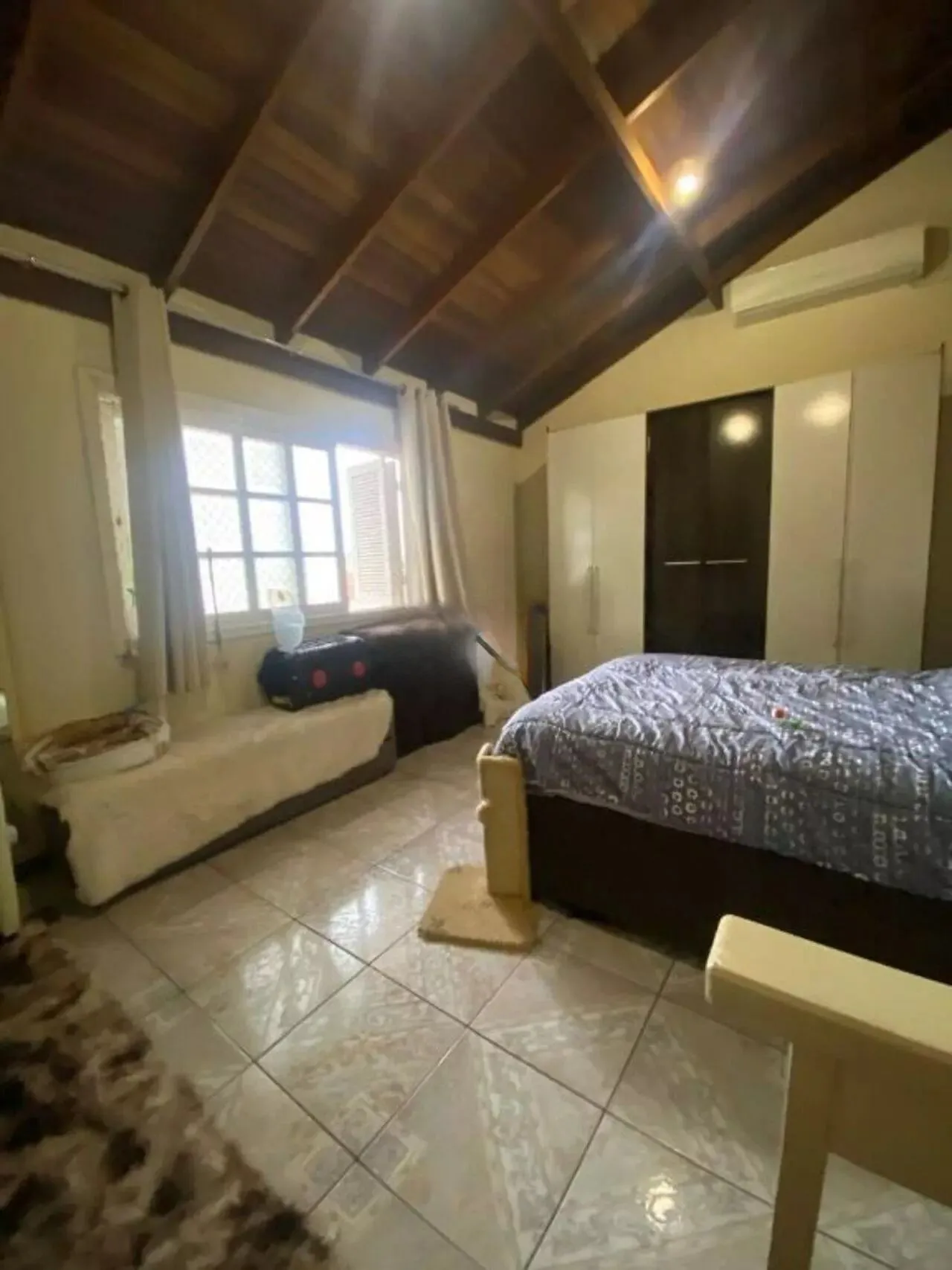 Imagem Casa com Duas Residências e Pátio Amplo no Bairro Tranquilo