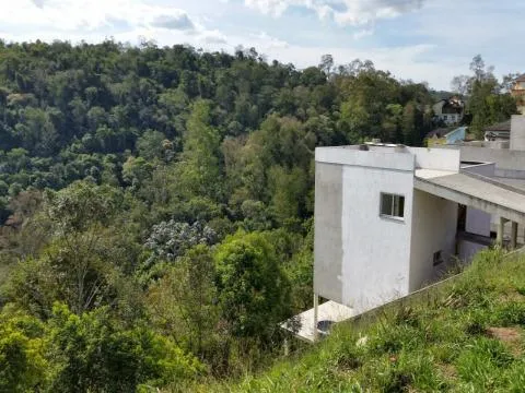 Imagem VENDA DE TERRENO NO CONDOMÍNIO JARDIM IMPERIAL HILLS III, EM ARUJÁ/SP, OPORTUNIDADE de 450m², terreno de 15x30 e topografia em declive. CONSULTE-NOS.