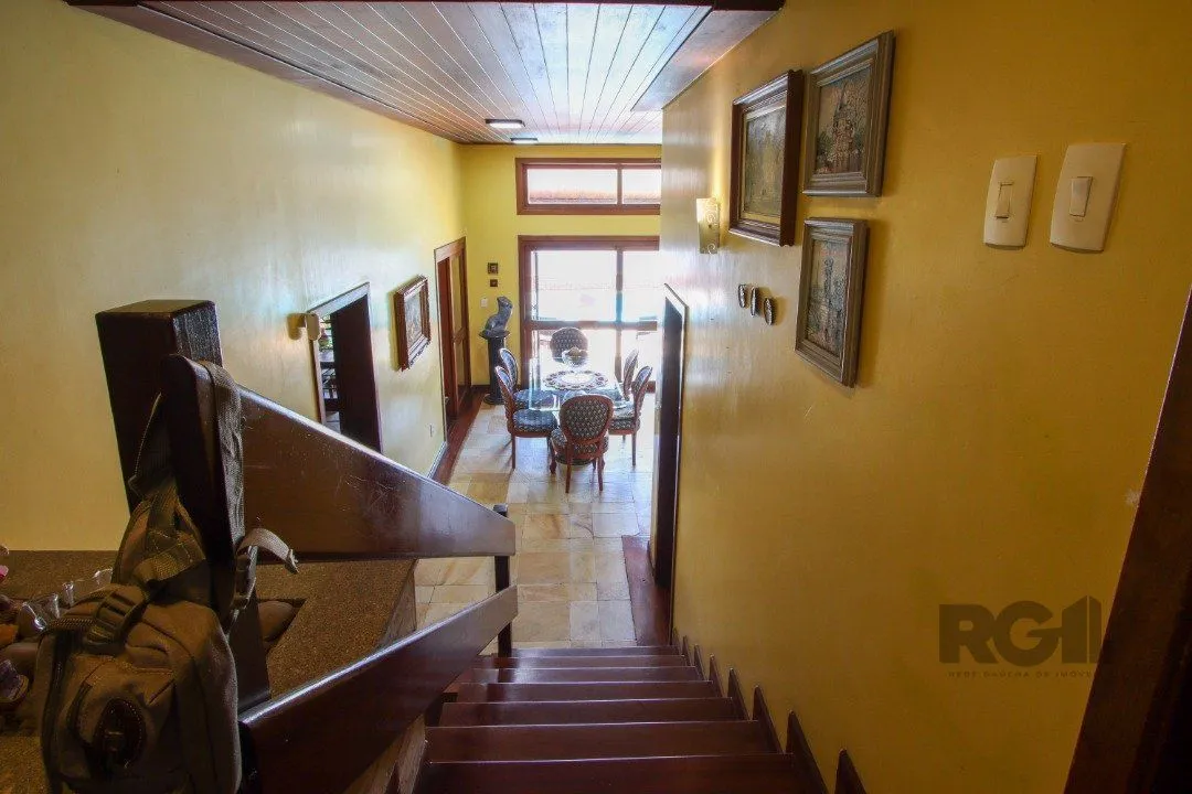 Imagem Casa com 4 dormitórios, sendo 1 suíte, com 2 vagas cobertas, no bairro Nonoai, Porto Alegre, RS