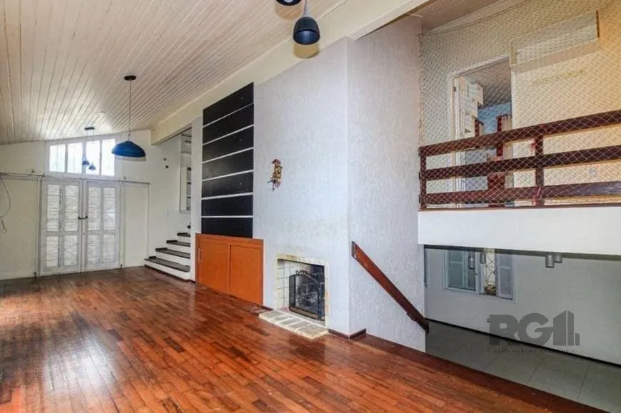 Imagem Excelente casa de 147m² com 3 dormitórios, 4 vagas e 1 piscina.