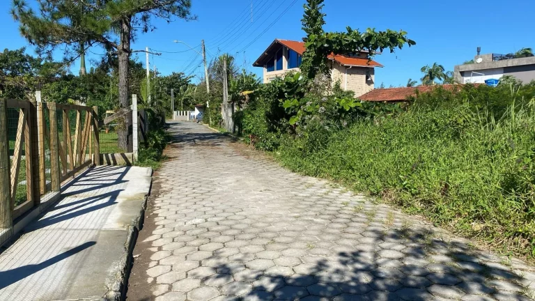 Imagem Oportunidade única: Terreno de 530m² na Praia da Ferrugem em Garopaba-SC, a menos de 300m do mar! Documentação completa e viabilidade construtiva. Aproveite!