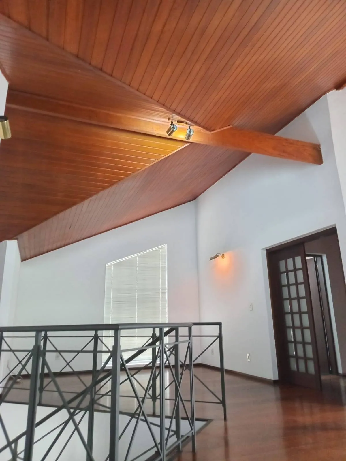 Imagem Espaçosa Casa à Venda em Alphaville 6 com 3 Suítes e Lazer Completo