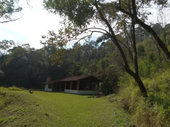 Imagem "Já pensou morar num paraíso com nascentes, colinas, e 7 casas a apenas 50km de São Paulo?"