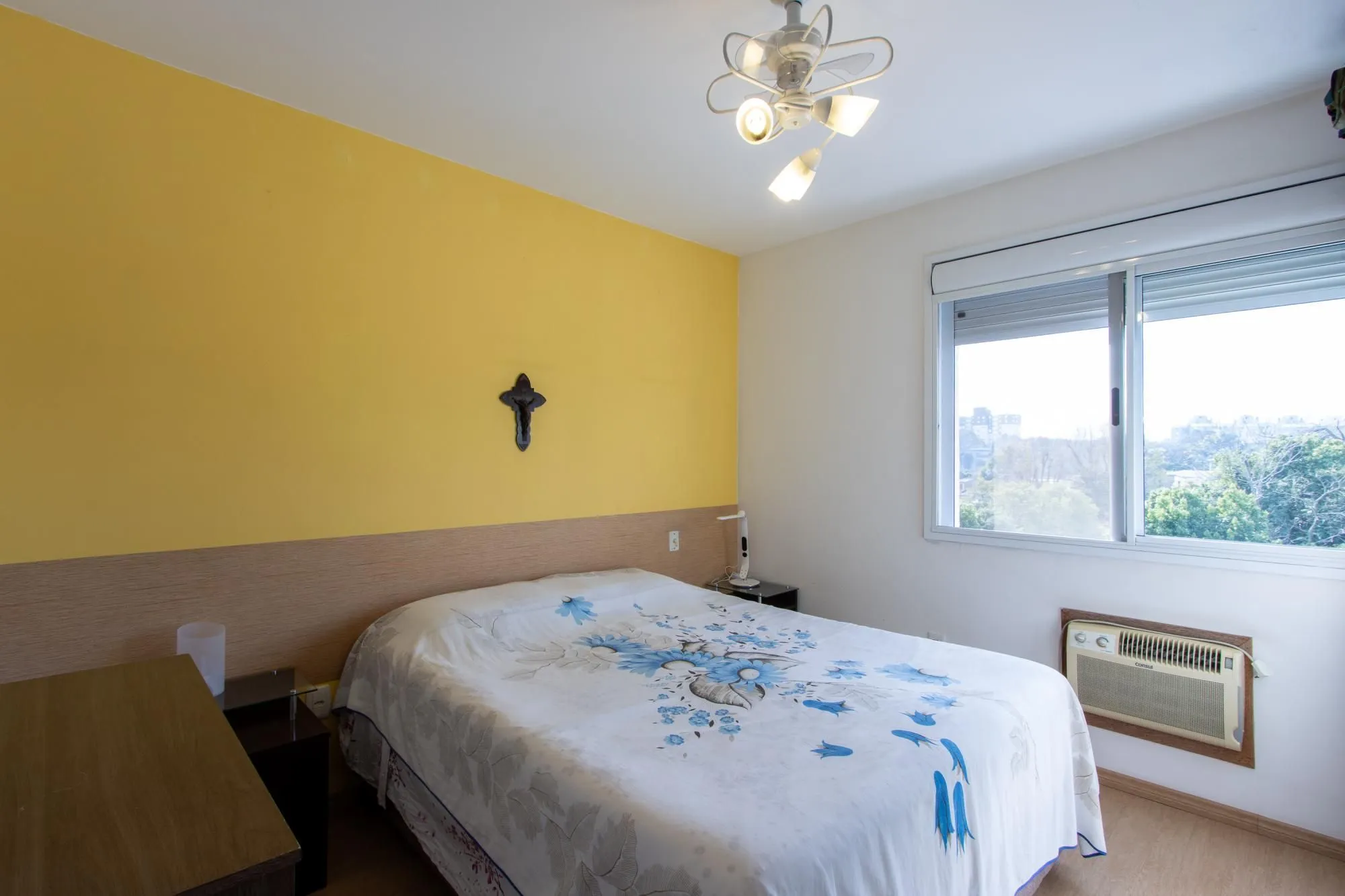 Imagem Apartamento de 2 dormitórios, na zona sul de Porto Alegre, semi-mobiliado, churrasqueira e box escriturado.