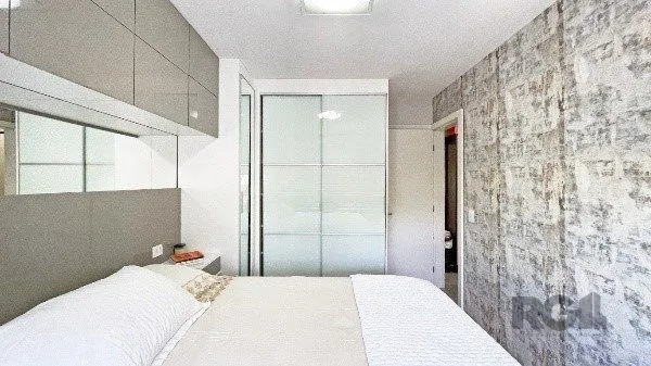 Imagem Apartamento de 2 dormitórios, 1 suíte e 1 vaga de garagem coberta e escriturada no bairro Floresta