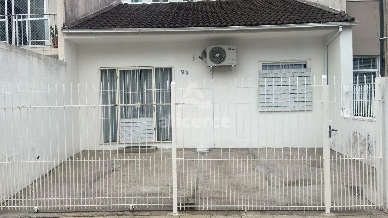 Imagem Casa à venda no bairro Estreito, a uma quadra da Beira-Mar Continental- Florianópolis/SC