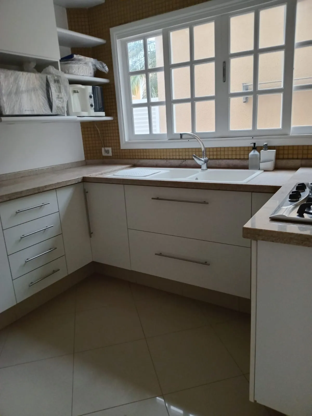 Imagem Aluguel de Casa em Condomínio de Luxo no Tamboré, Santana de Parnaíba-SP: 4 quartos, 1 suíte, 1 sala, 2 banheiros, 4 vagas de garagem, 320m².