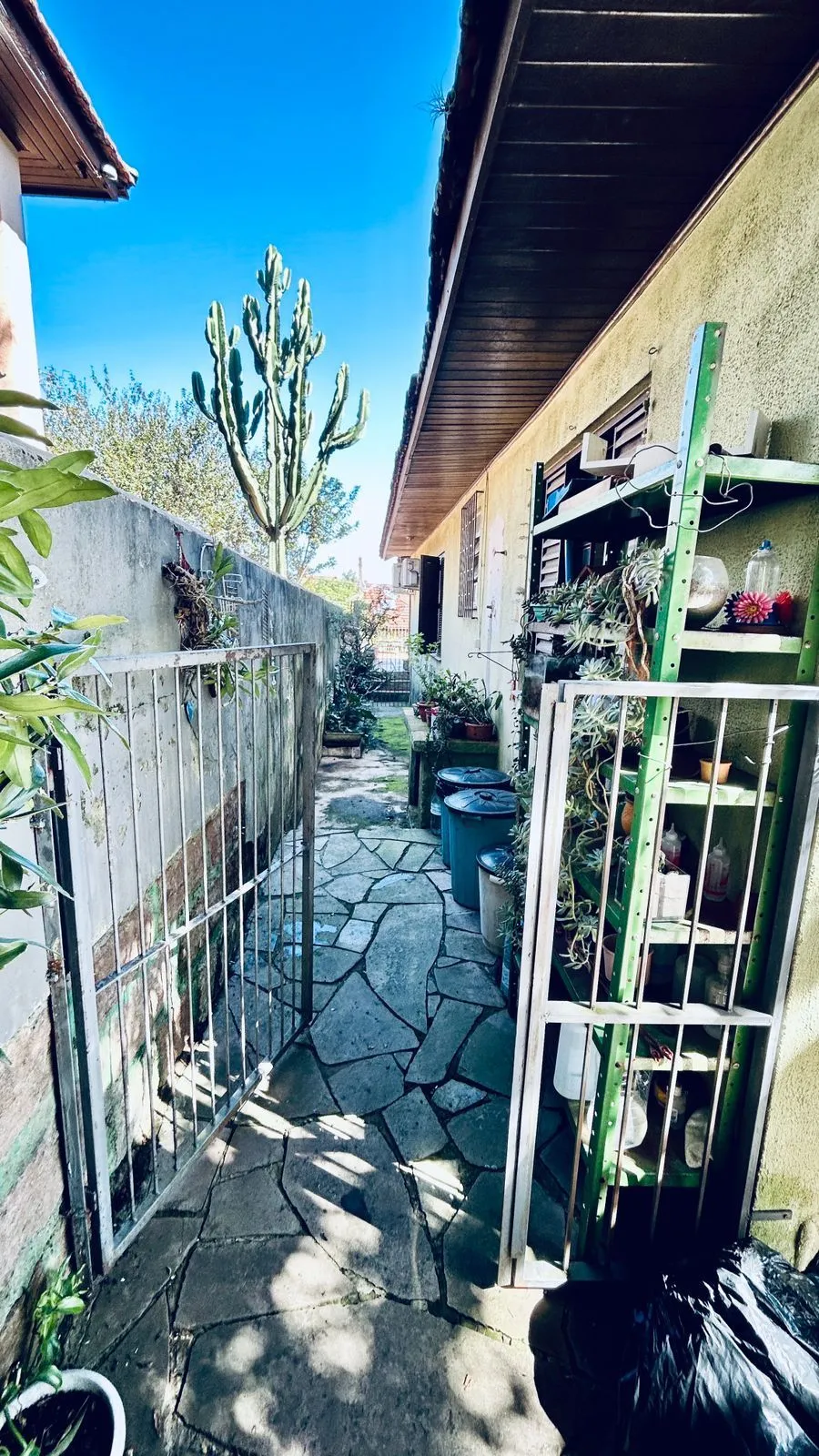 Imagem Casa com 2 dormitórios e edícula nos fundos no Bairro Nonoai